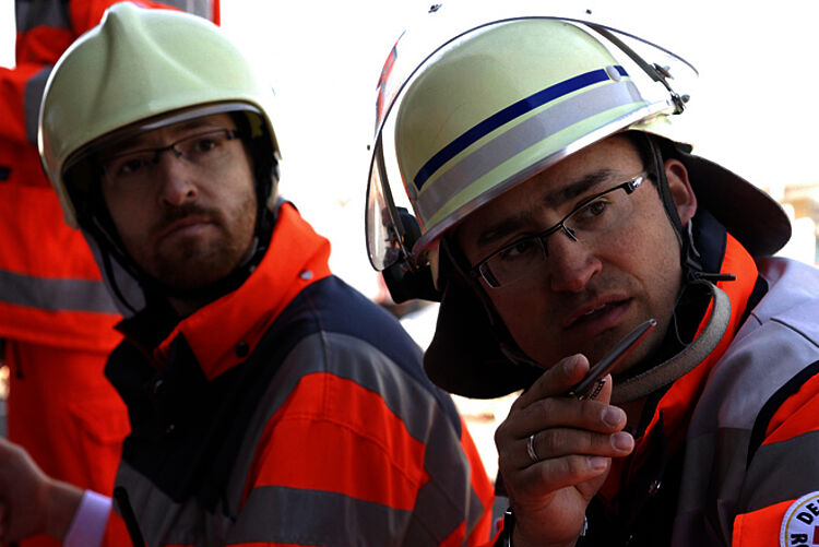 Helferübung: Bereitschaften - Sanitätsdienst; Journalistencamp Szenario „Brandanschlag auf ein Jugendheim“ Helferübung: Bereitschaften - Sanitätsdienst; Journalistencamp Szenario „Brandanschlag auf ein Jugendheim“