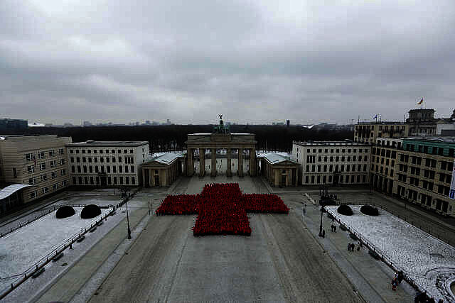 Jubiläum 150 Jahre DRK: Rotes Kreuz vor dem Brandenburger Tor in Berlin