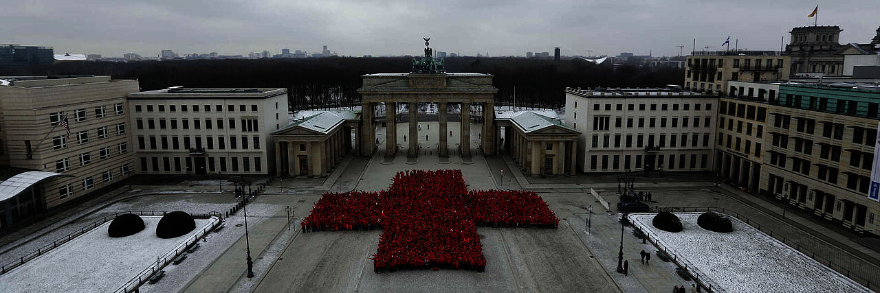 Jubiläum 150 Jahre DRK: Rotes Kreuz vor dem Brandenburger Tor in Berlin